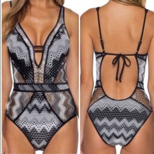 🆕BECCA black/white reveal plunge One Piece Swimsuit!